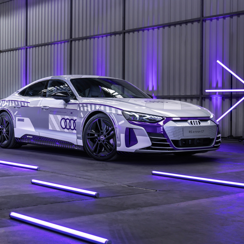 Гоночный автомобиль Audi RS E-Tron GT в гараже