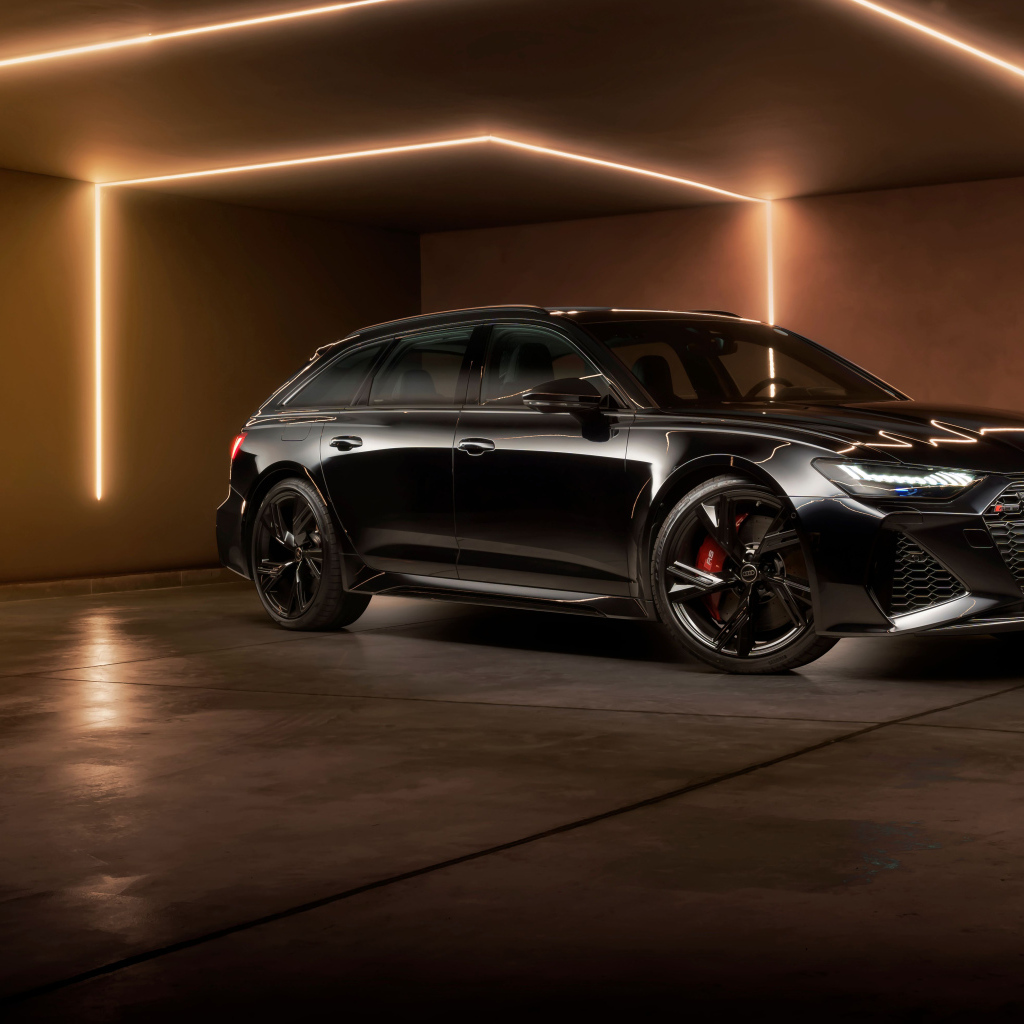 Черный автомобиль Audi RS 6 Avant Performance 2024 года