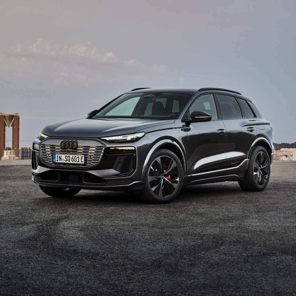 Черный автомобиль Audi SQ6 E-Tron 2024  года