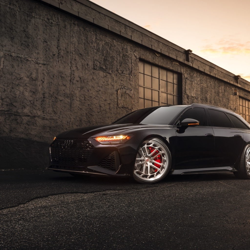 Черный автомобиль Audi RS7