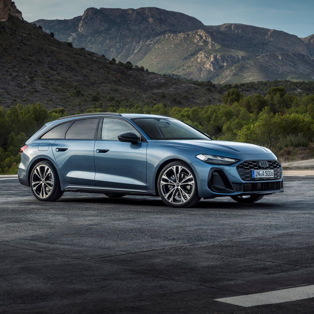 Синий автомобиль Audi A5 Avant TFSI quattro S line 2024 года на фоне гор