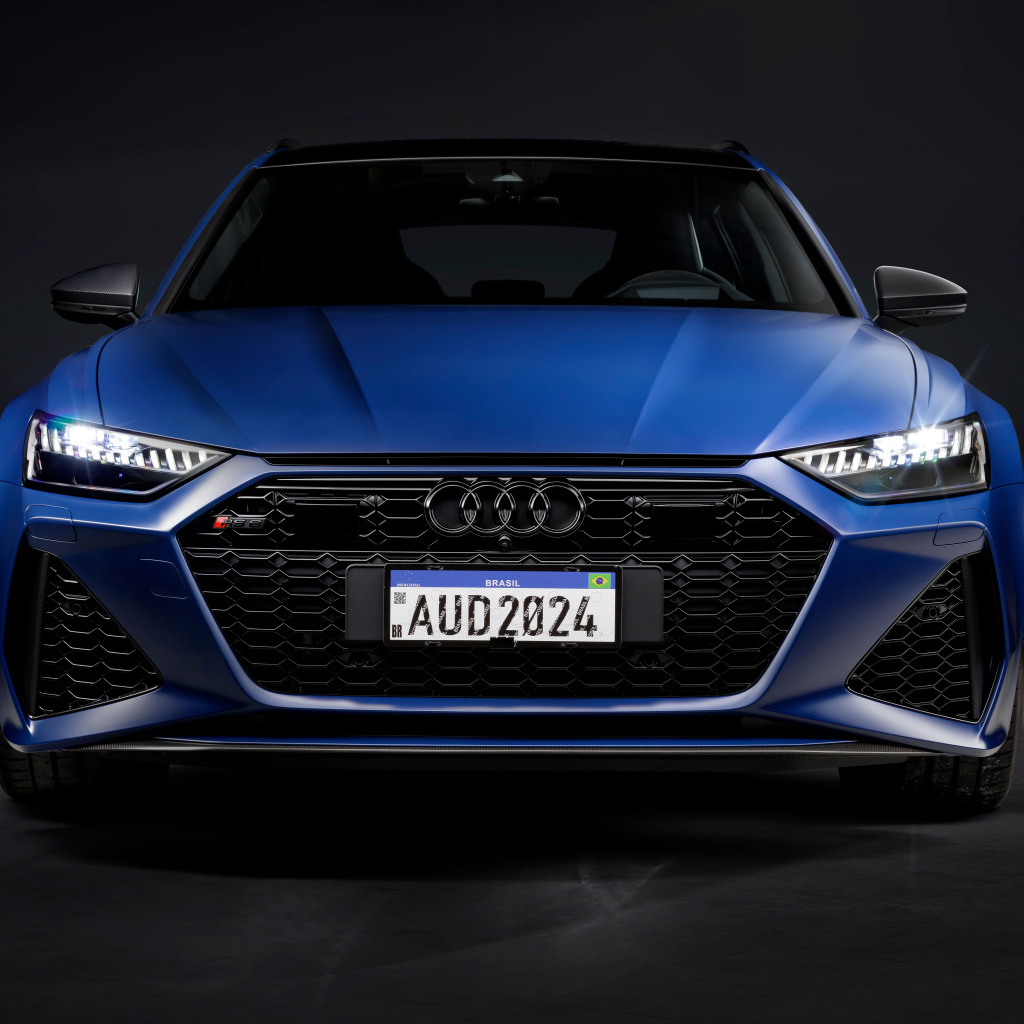 Вид спереди на синий автомобиль  Audi RS 6 Avant Legacy 2024 года