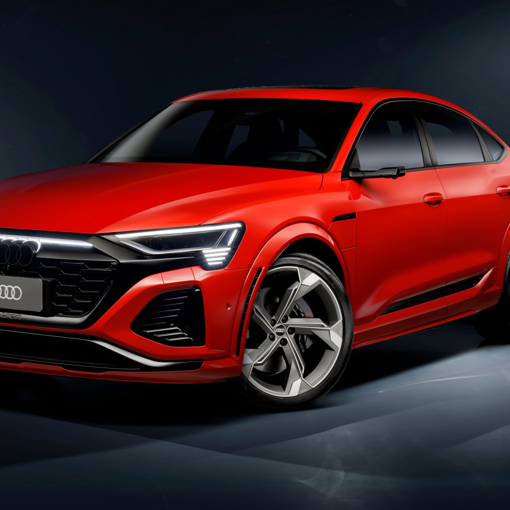 Вид спереди на красный автомобиль Audi SQ8 Sportback E-Tron Quattro 2024 года