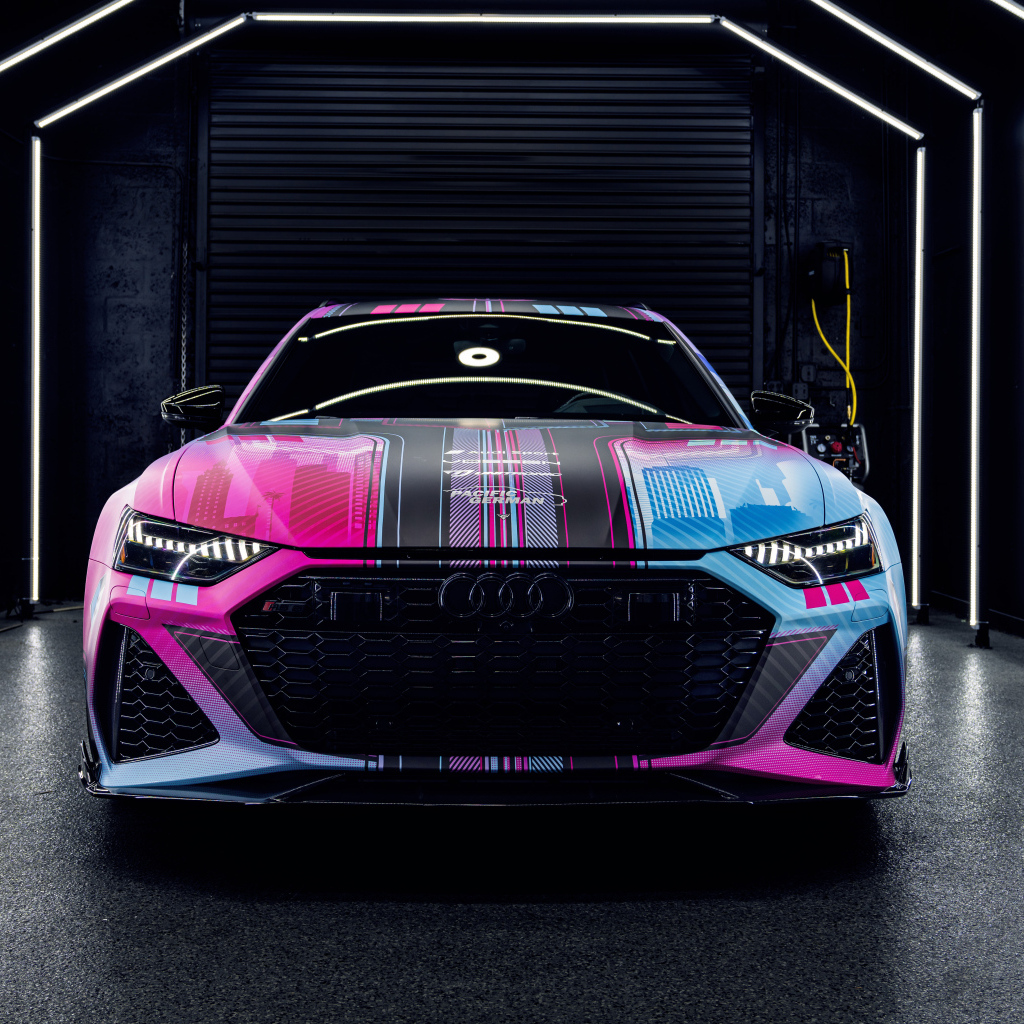 Разноцветный автомобиль Audi RS6  вид спереди