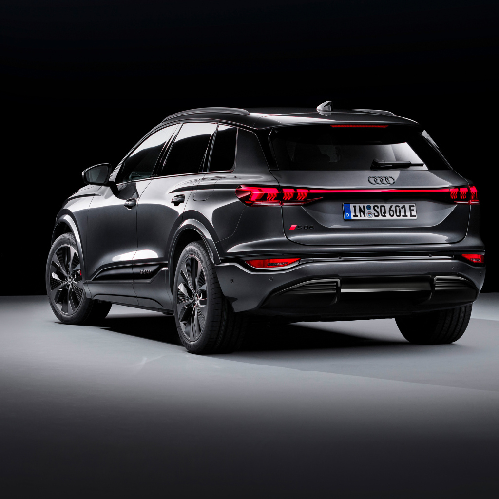 Вид сзади на автомобиль Audi SQ6 E-Tron 2024 года
