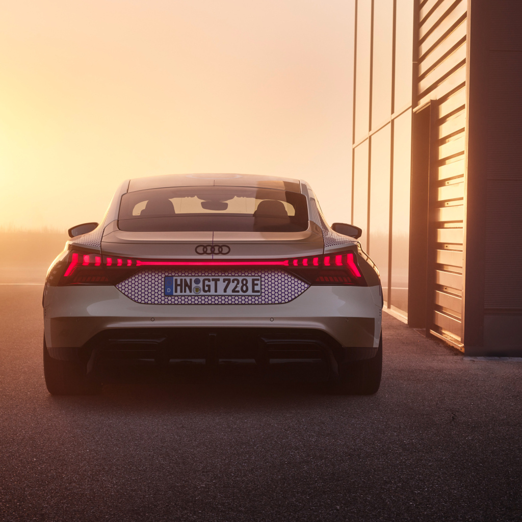 Вид сзади на автомобиль Audi RS E-Tron GT Prototype на фоне солнца