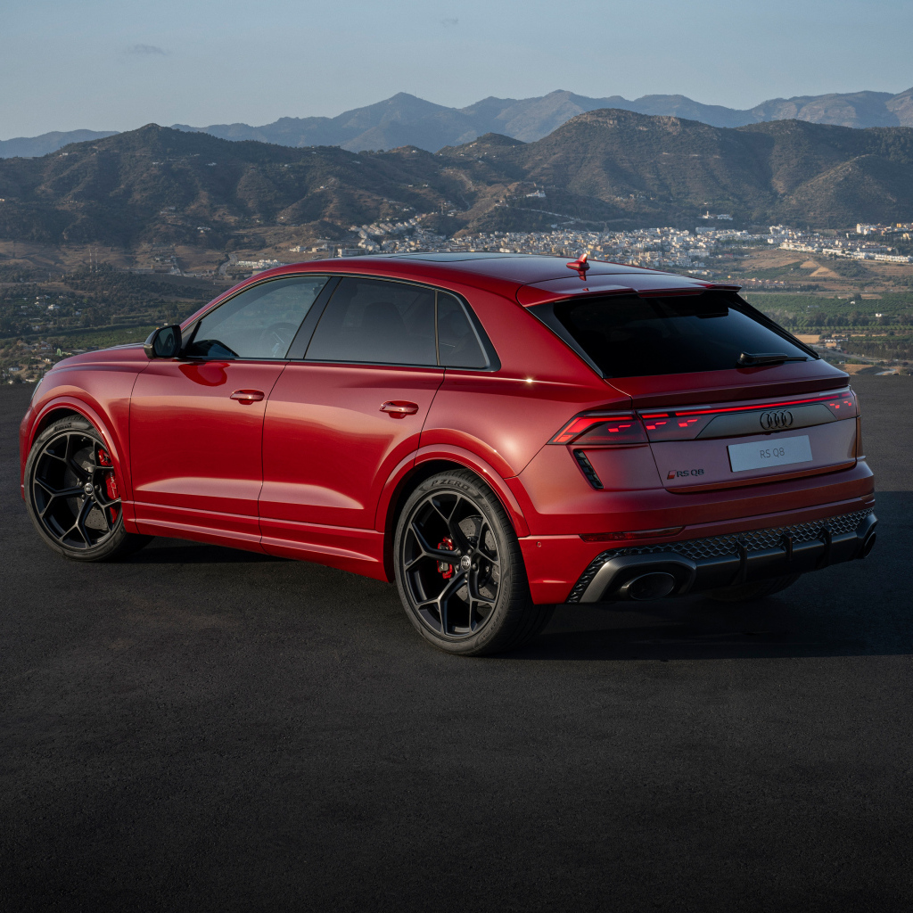 Вид сзади на красный автомобиль Audi RS Q8 performance 2024 года