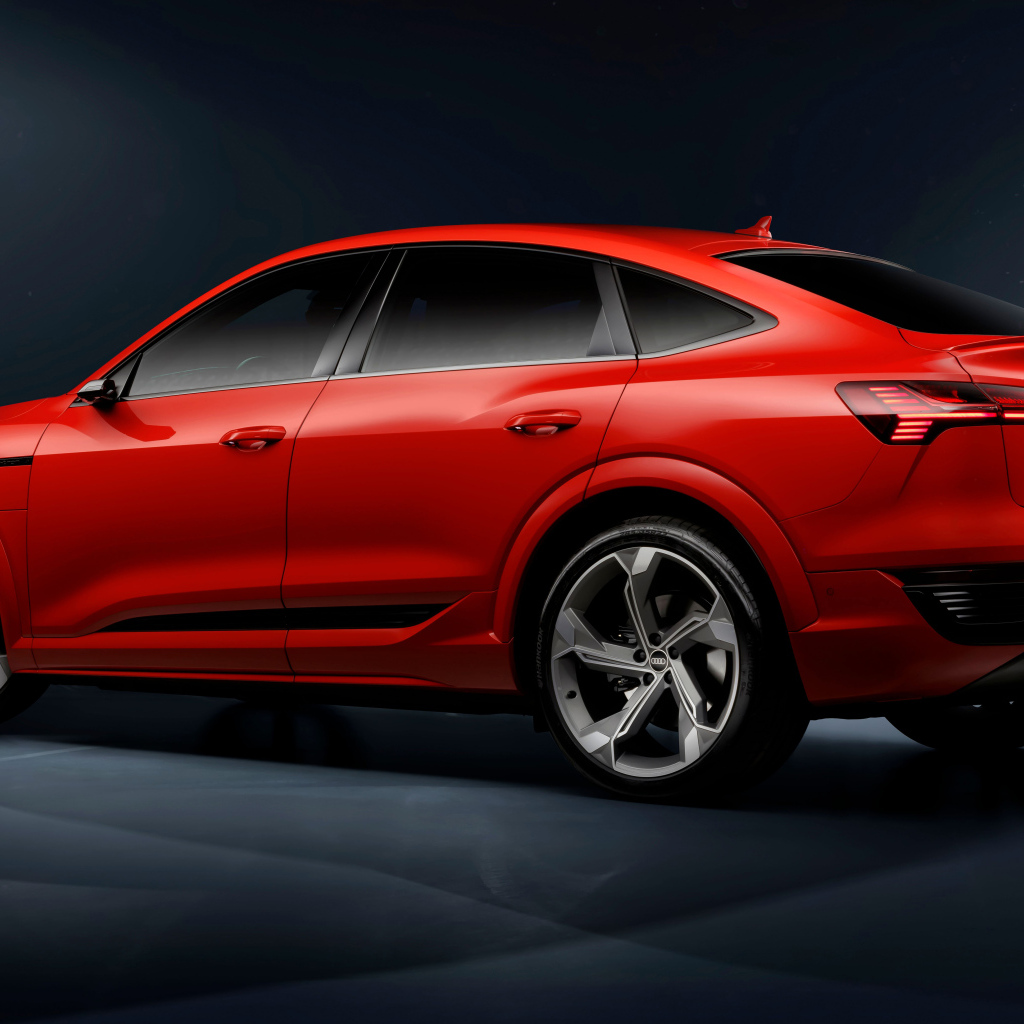 Вид сзади на красный автомобиль Audi SQ8 Sportback E-Tron Quattro 2024 года