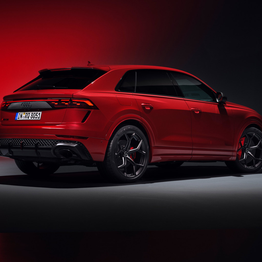 Красный автомобиль Audi RS Q8 performance 2024 года вид сзади