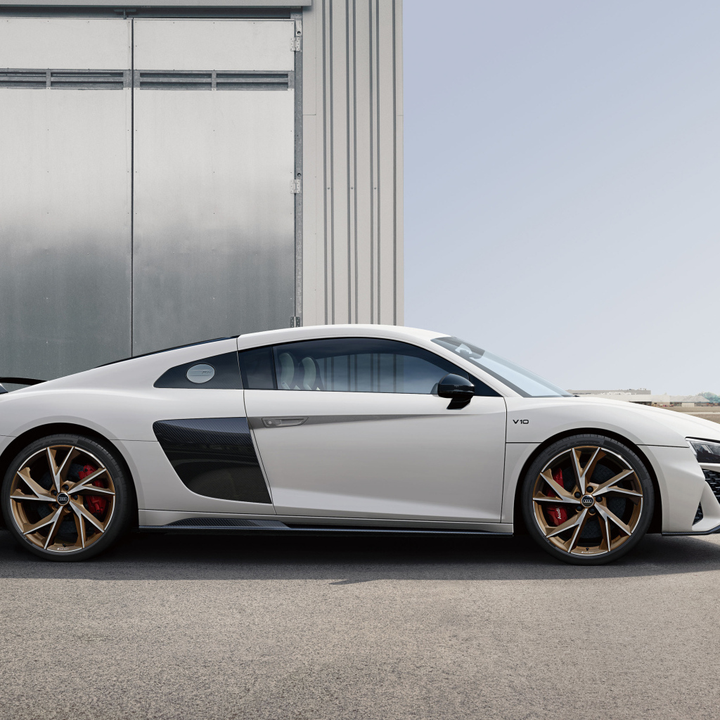 Вид сбоку на автомобиль Audi R8 V10