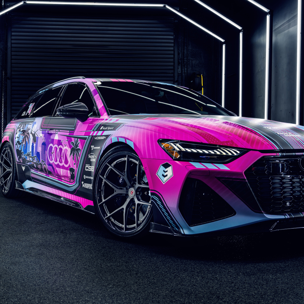 Вид сбоку на разноцветный автомобиль Audi RS6