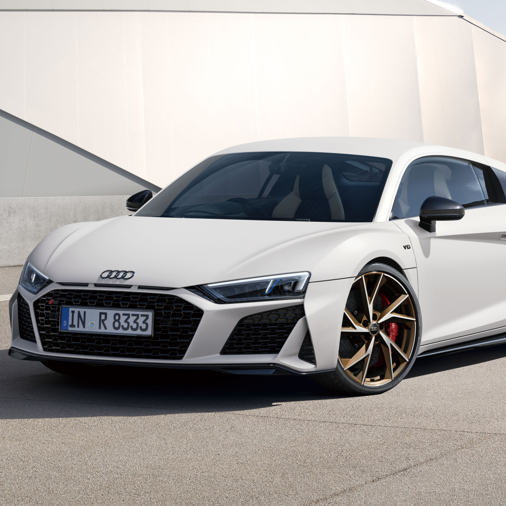 Белый автомобиль Audi R8 V10