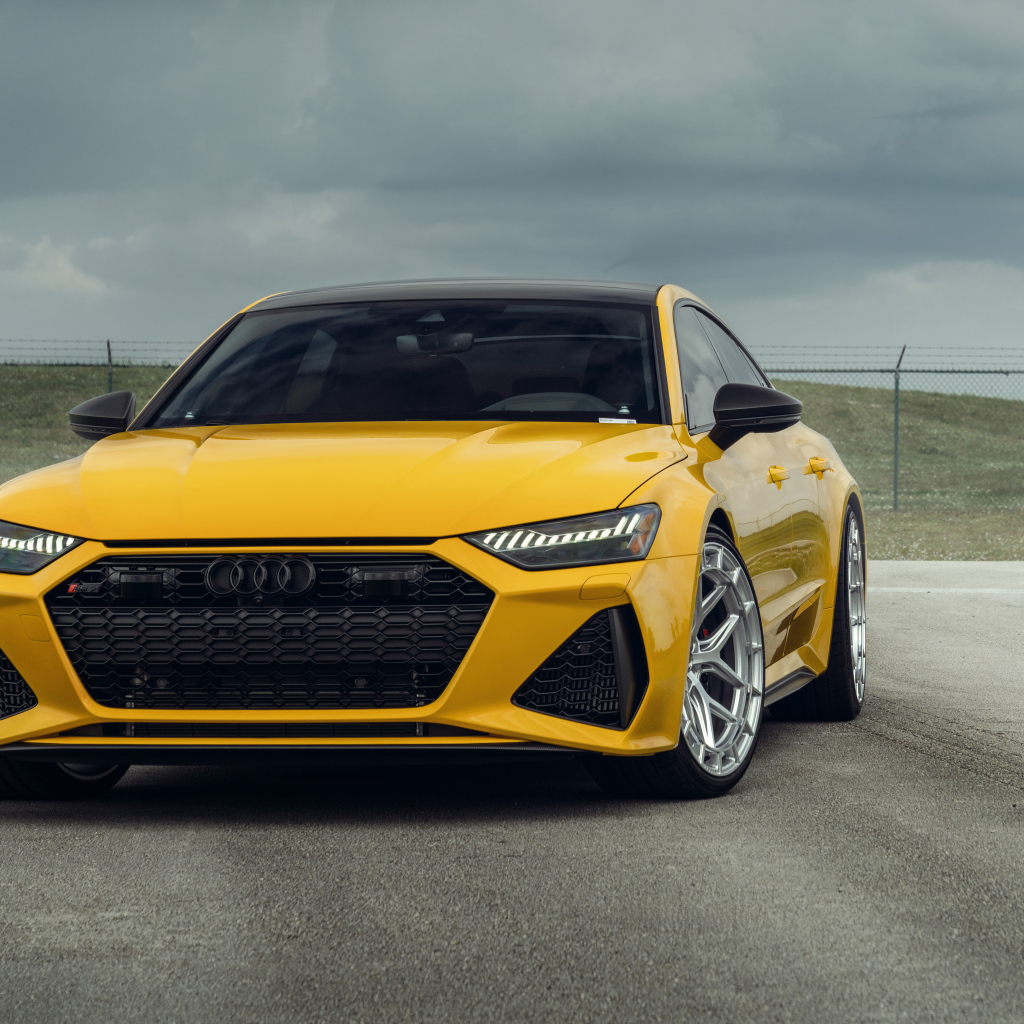 Желтый автомобиль Audi RS7 вид спереди