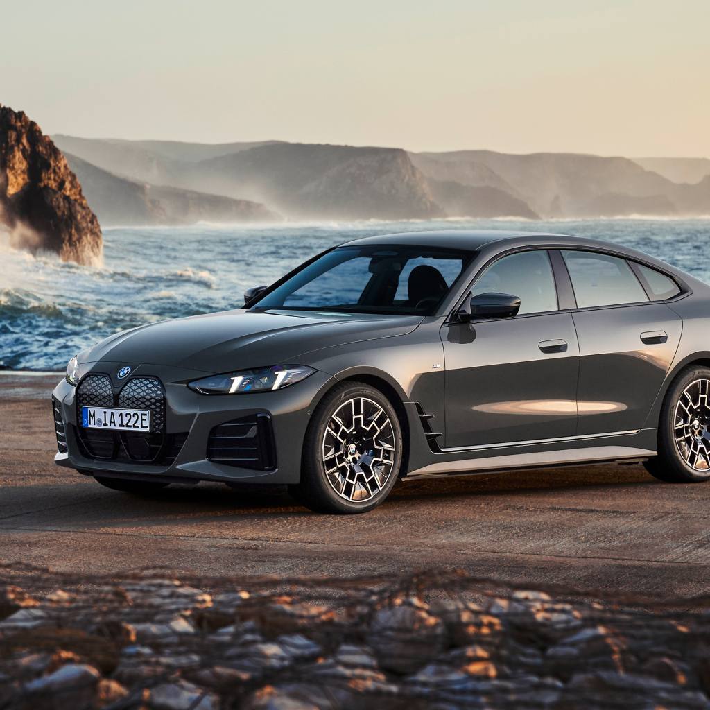 Автомобиль BMW I4 EDrive40 M Sport 2024 года у моря