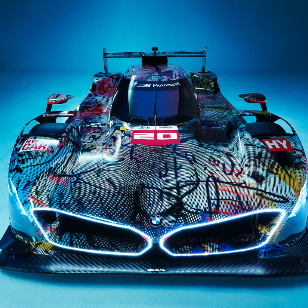 Автомобиль BMW Art Car By Julie Mehretu вблизи