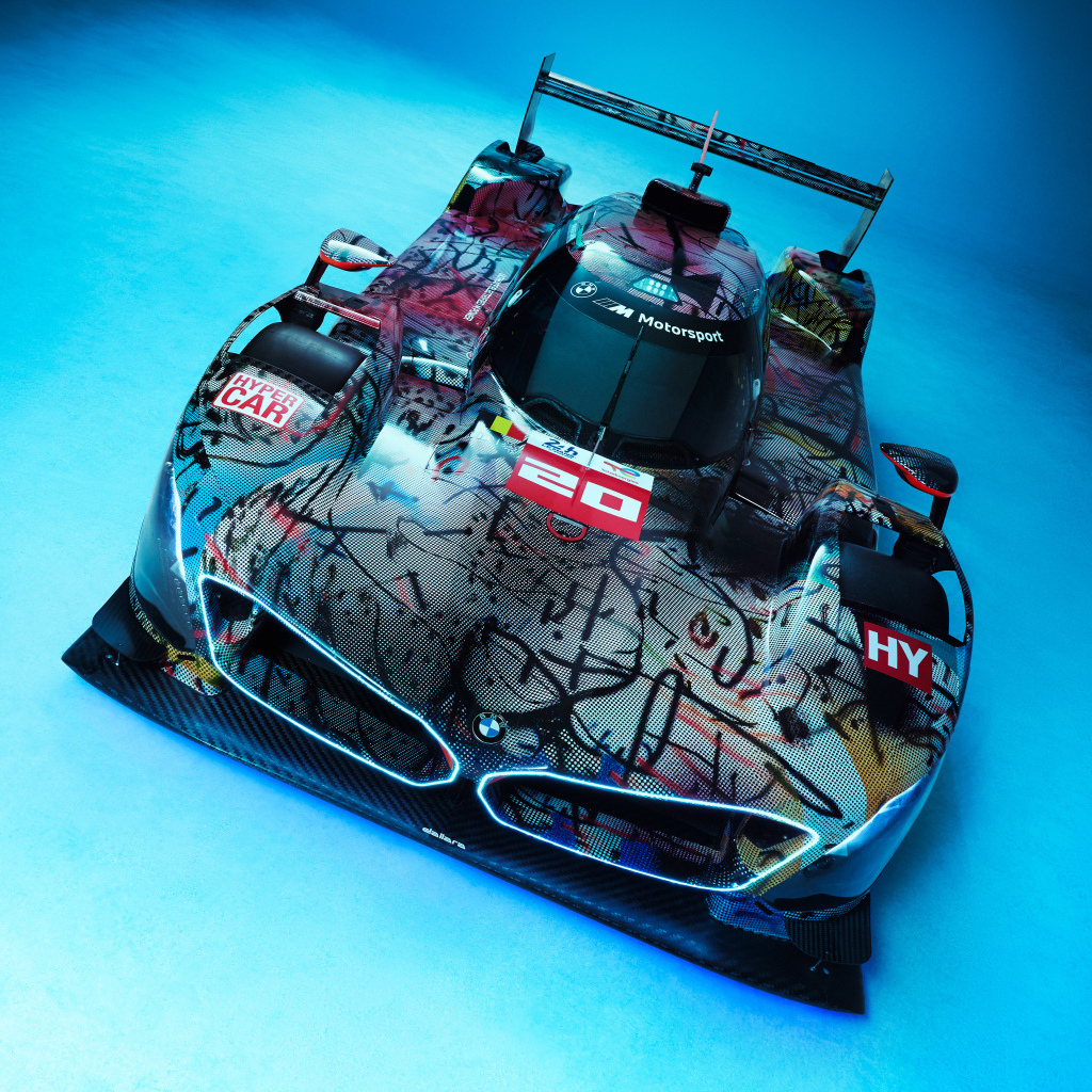 Автомобиль BMW Art Car By Julie Mehretu на голубом фоне