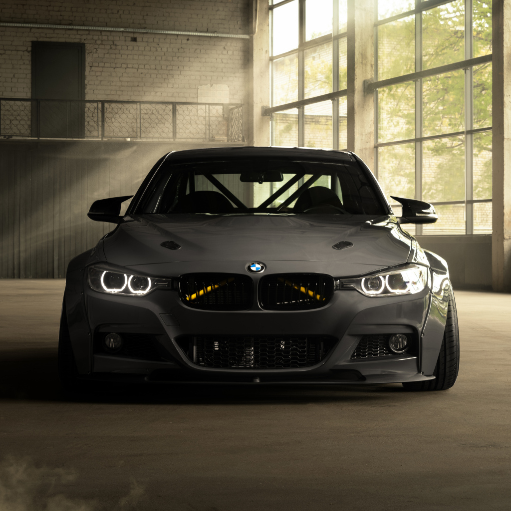 Автомобиль BMW F30 Widebody вид спереди