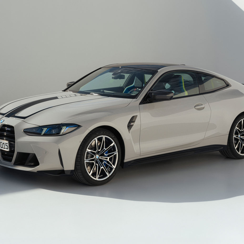 Автомобиль BMW M4 2024 года на сером фоне