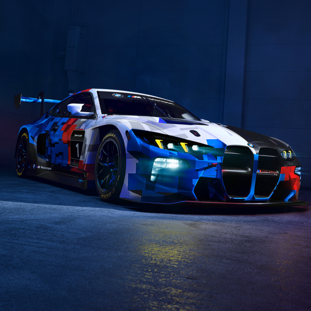 Автомобиль BMW M4 GT3 EVO с включенными фарами