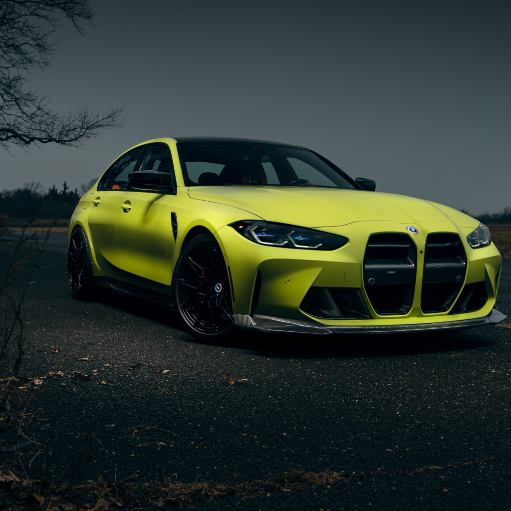 Красивый автомобиль  BMW M3 вечером