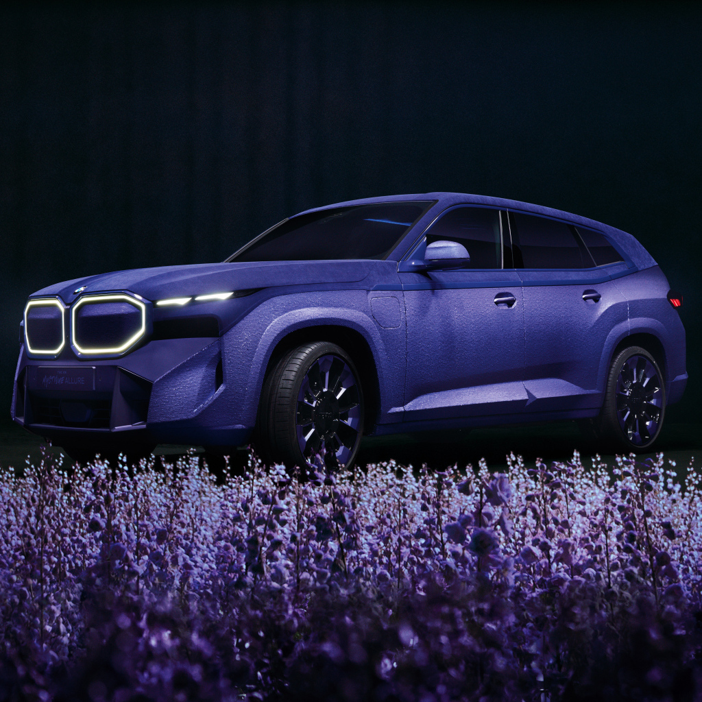 Красивый лавандовый автомобиль BMW XM Mystique Allure