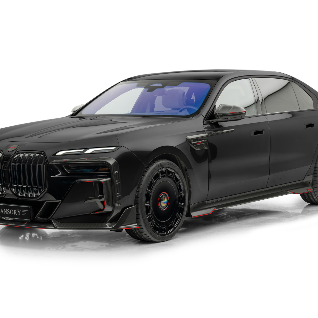 Черный Mansory BMW 7 Series на белом фоне