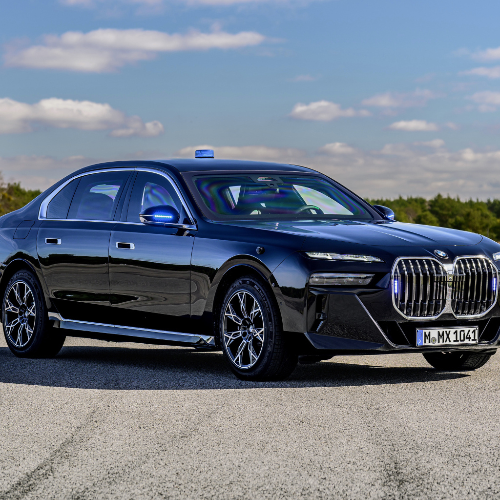 Черный автомобиль BMW I7 XDrive60 Protection 2024 года