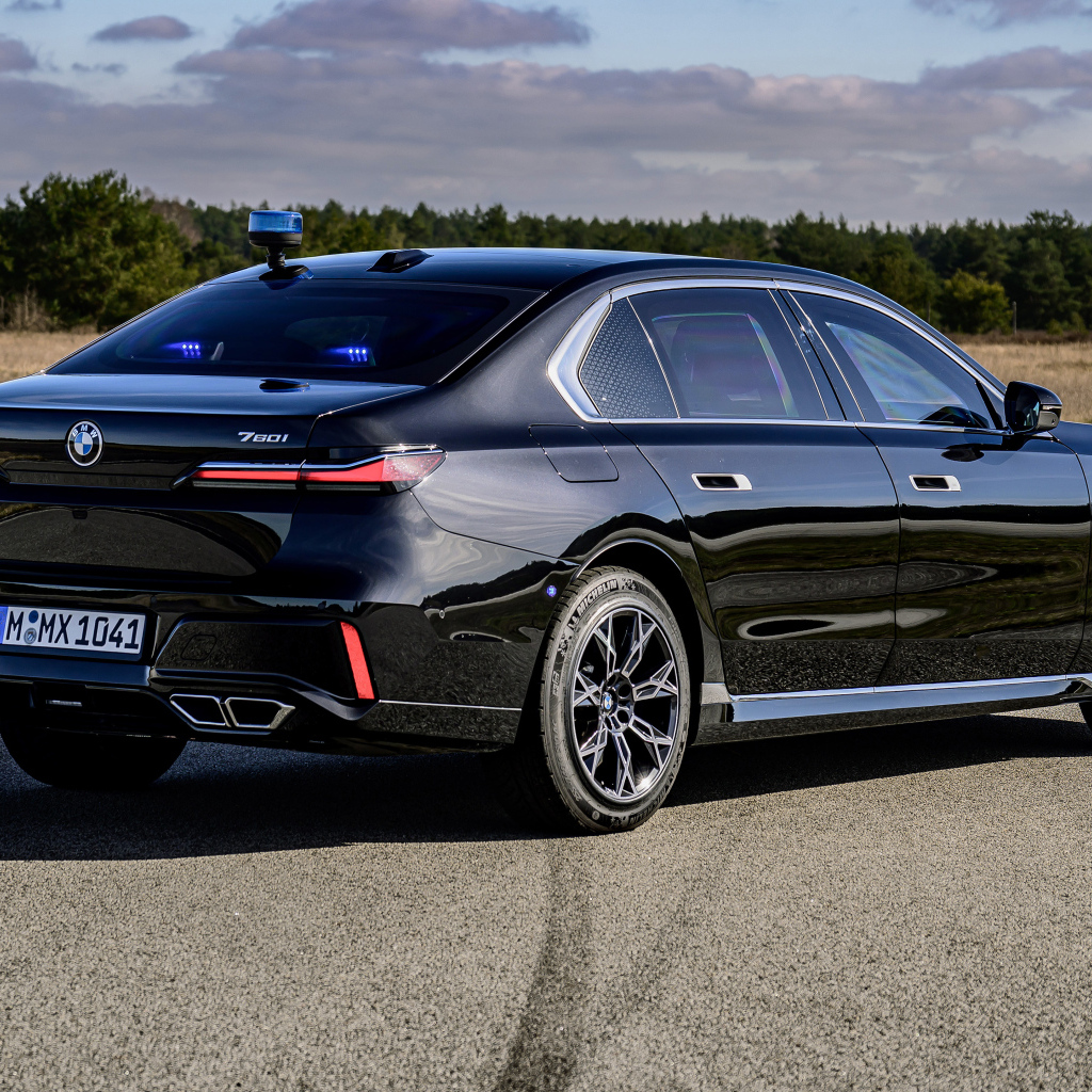 Черный автомобиль  BMW I7 XDrive60 Protection 2024 года вид сзади