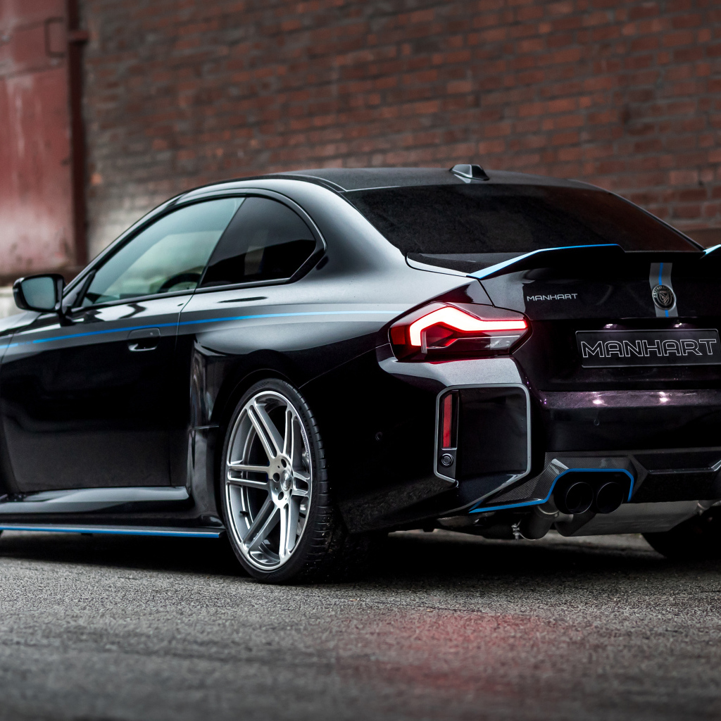 Черный автомобиль BMW M2 Manhart MH2 560 вид сзади