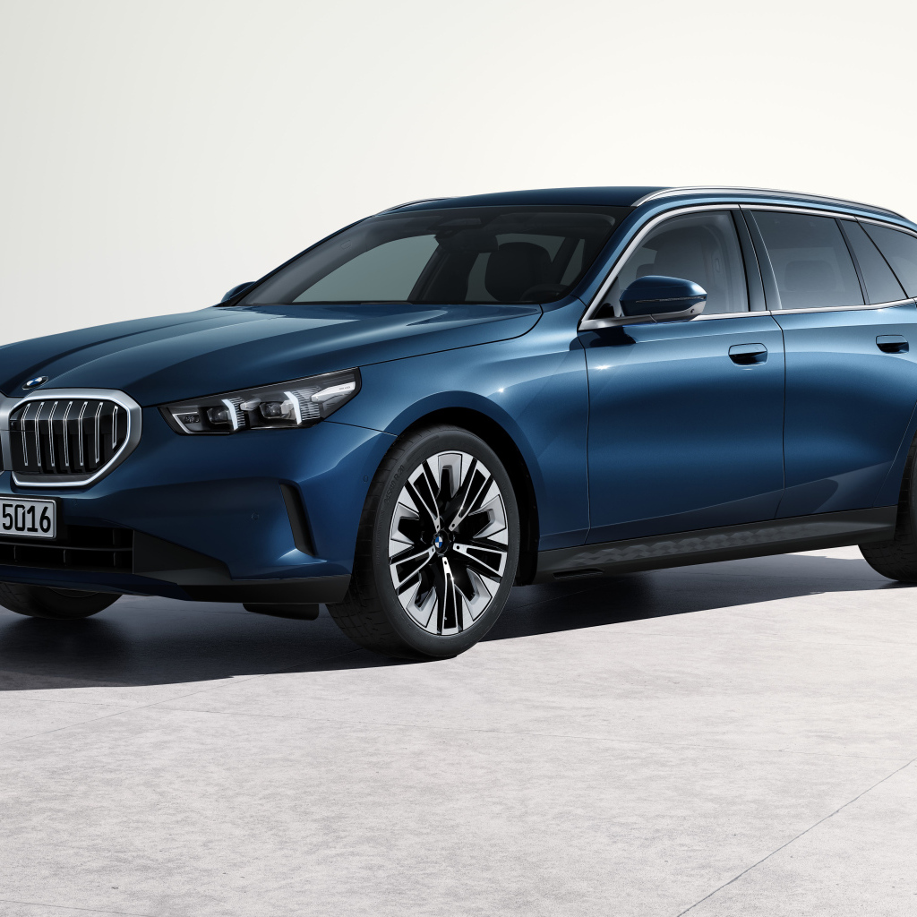 Синий автомобиль  BMW 520d XDrive Touring 2024  года