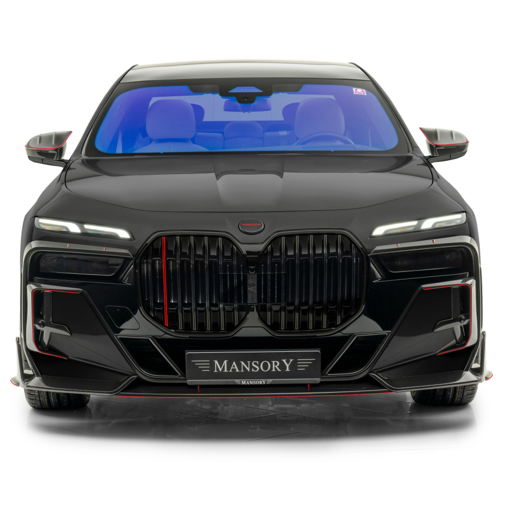 Вид спереди на автомобиль Mansory BMW 7 Series на белом фоне