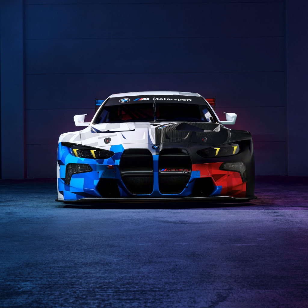Вид спереди на автомобиль BMW M4 GT3 EVO