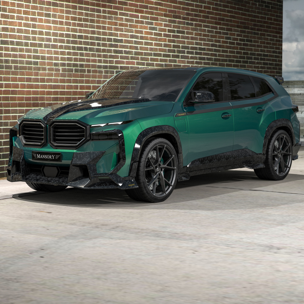 Зеленый внедорожник Mansory BMW XM у стены