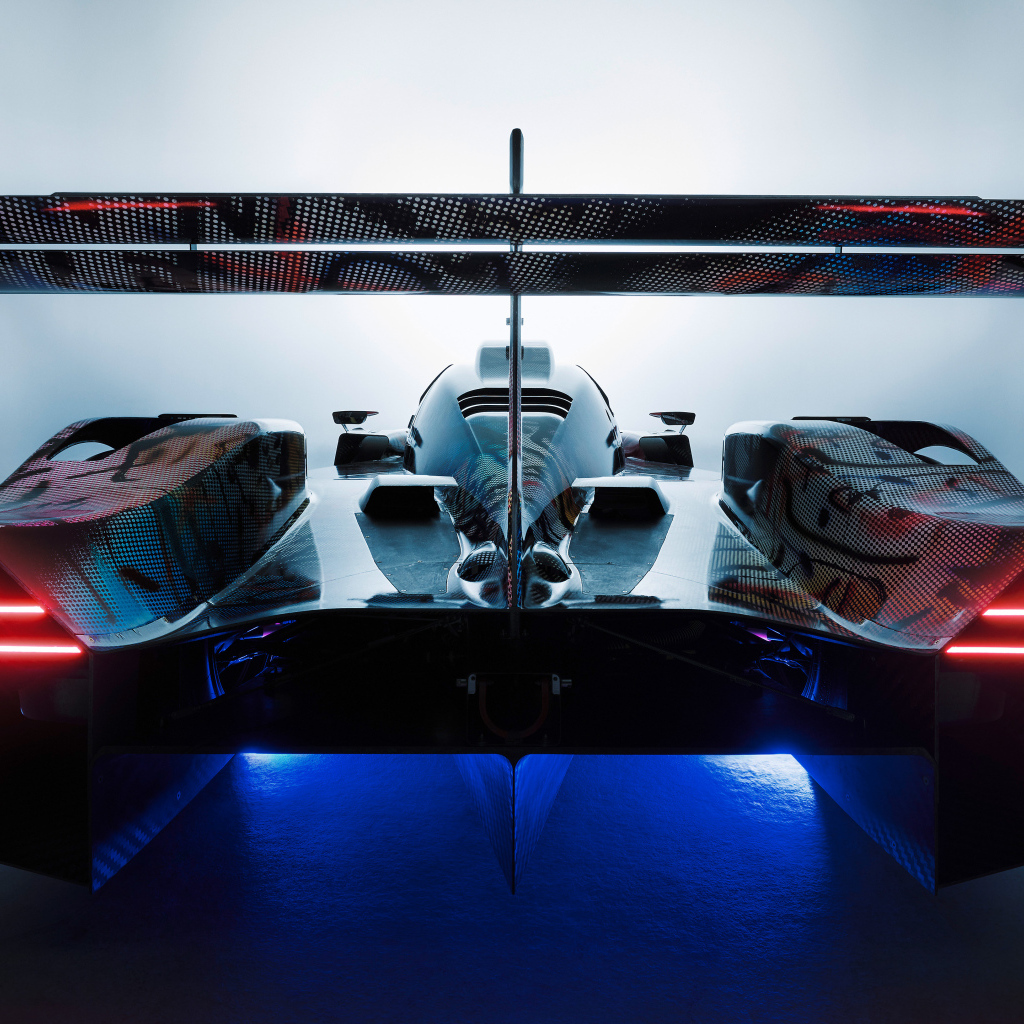 Вид сзади на автомобиль BMW Art Car By Julie Mehretu