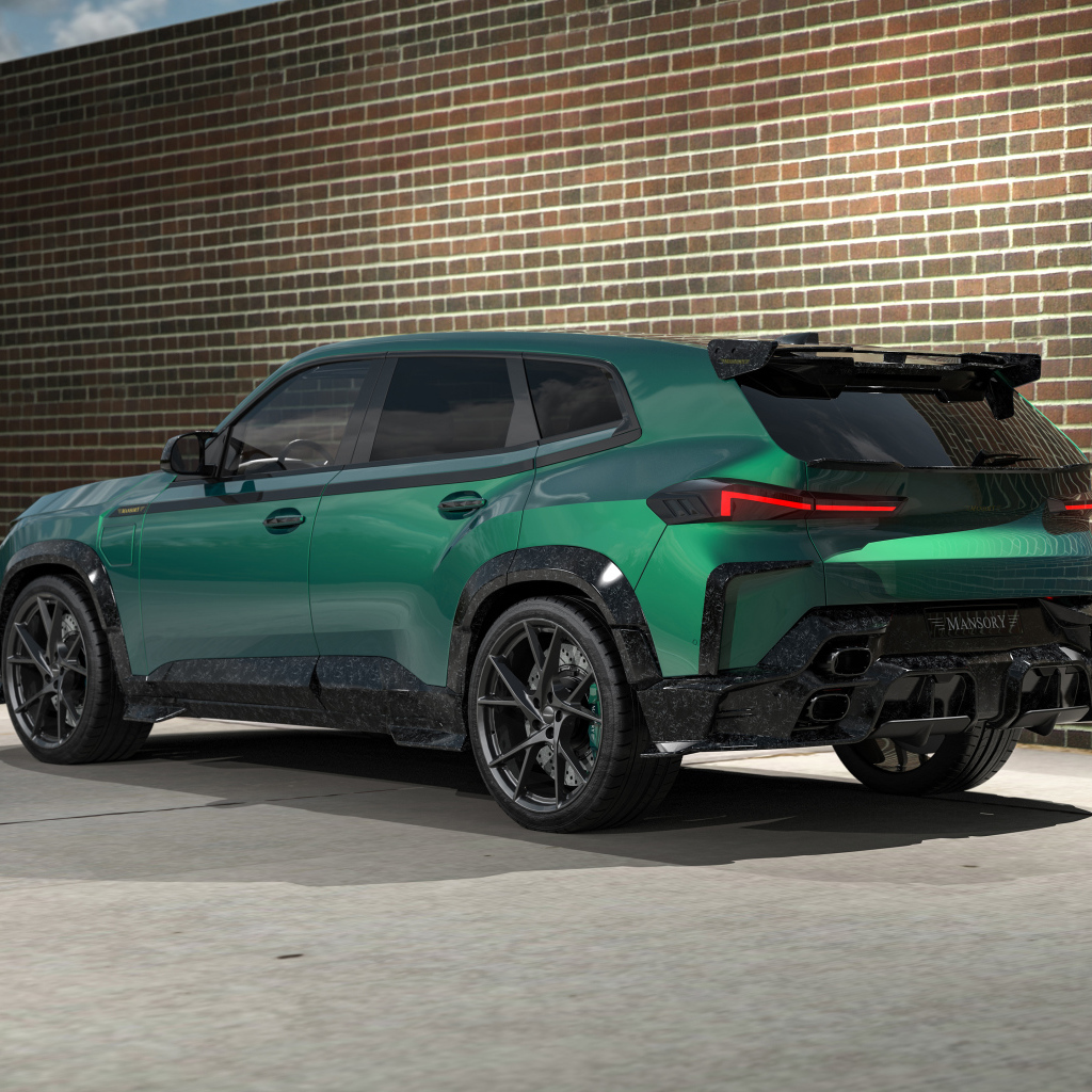 Вид сзади на зеленый автомобиль Mansory BMW XM
