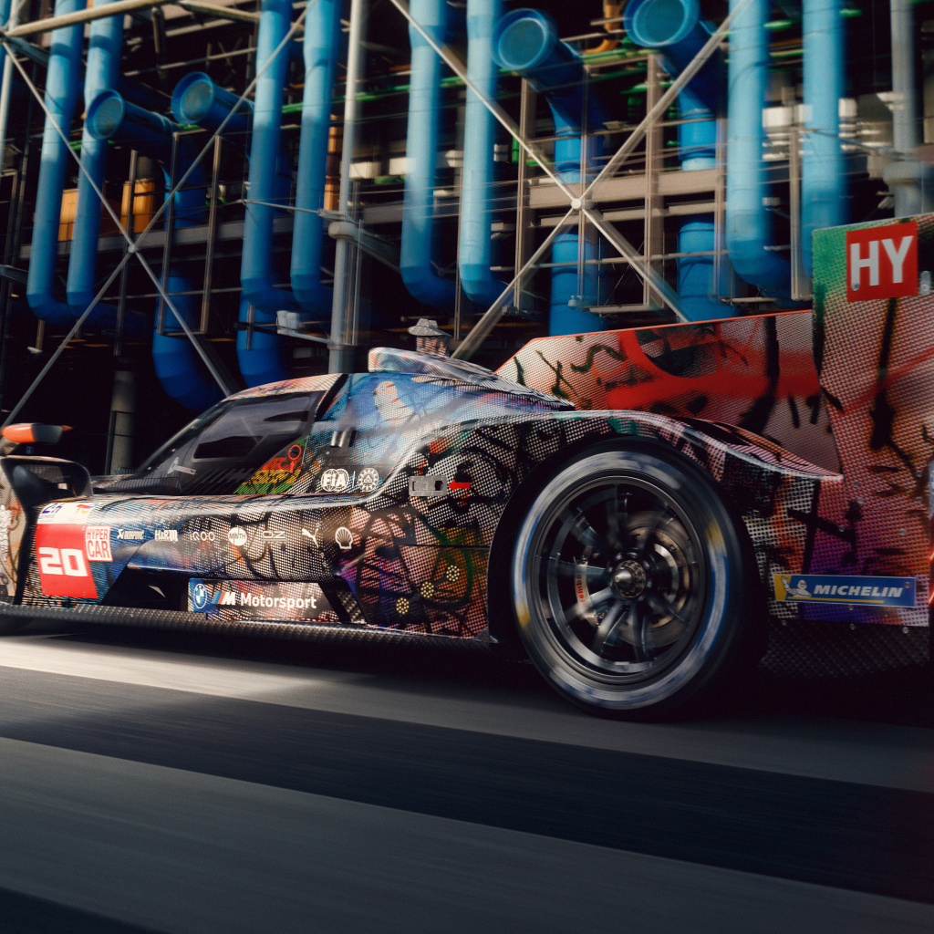 Вид сзади на автомобиль BMW Art Car By Julie Mehretu 2024 года