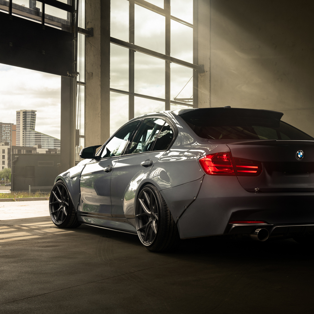 Вид сзади на автомобиль BMW F30 Widebody