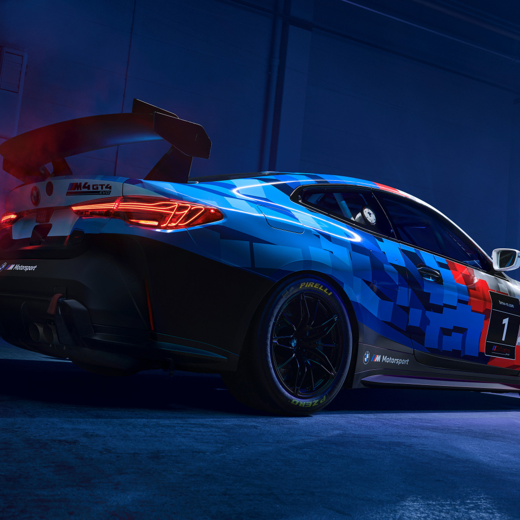 Вид сзади на автомобиль BMW M4 GT4 EVO