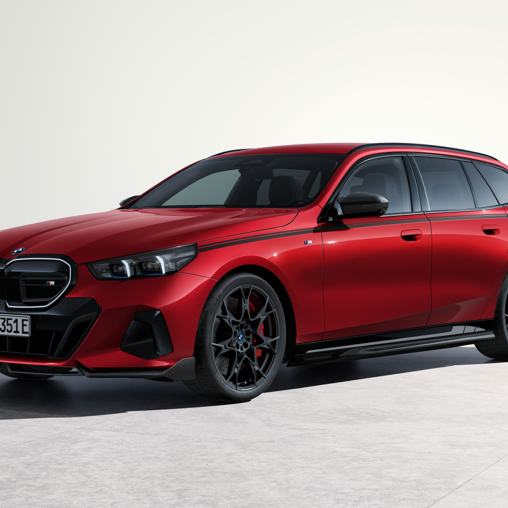 Красный автомобиль BMW I5 M60 XDrive Touring M Performance Parts 2024 года