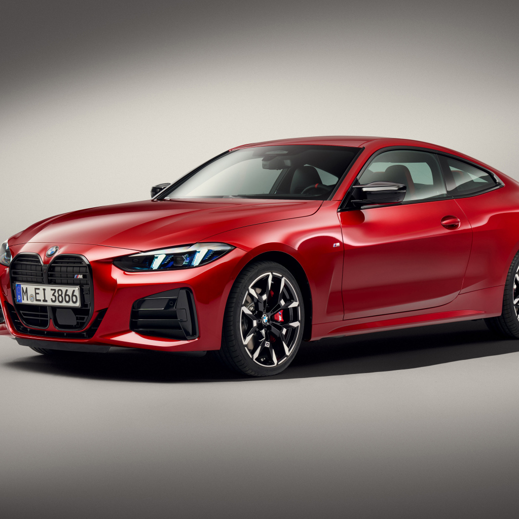 Красный автомобиль BMW M440i XDrive Coupé 2024 года