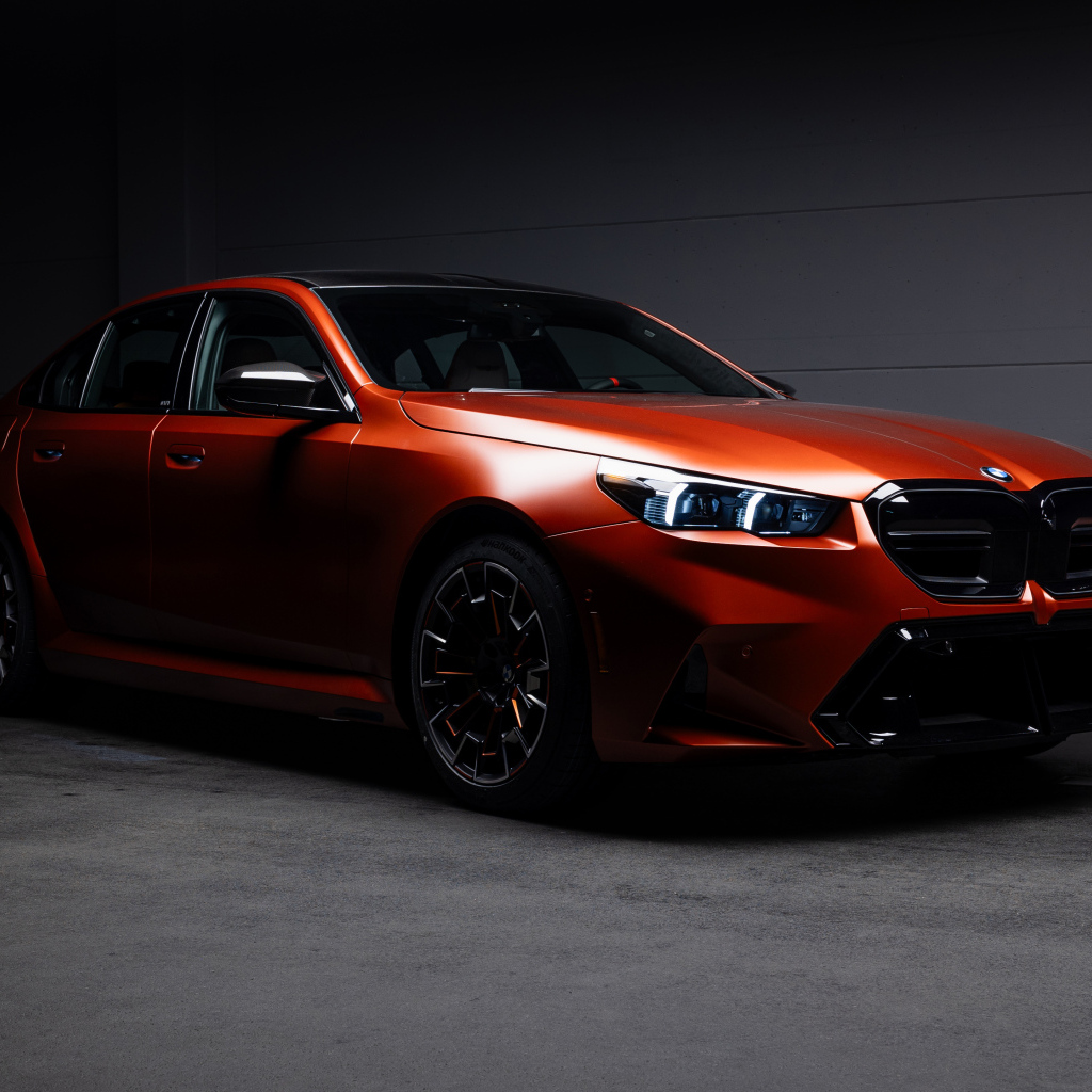 Красный автомобиль BMW M5 2025 года в гараже