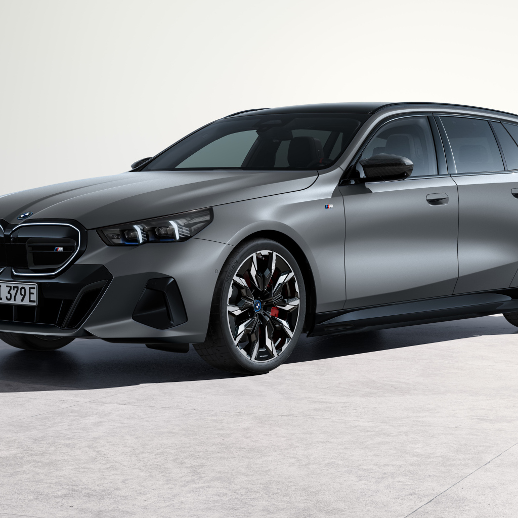 Серебристый автомобиль BMW I5 M60 XDrive Touring 2024 года