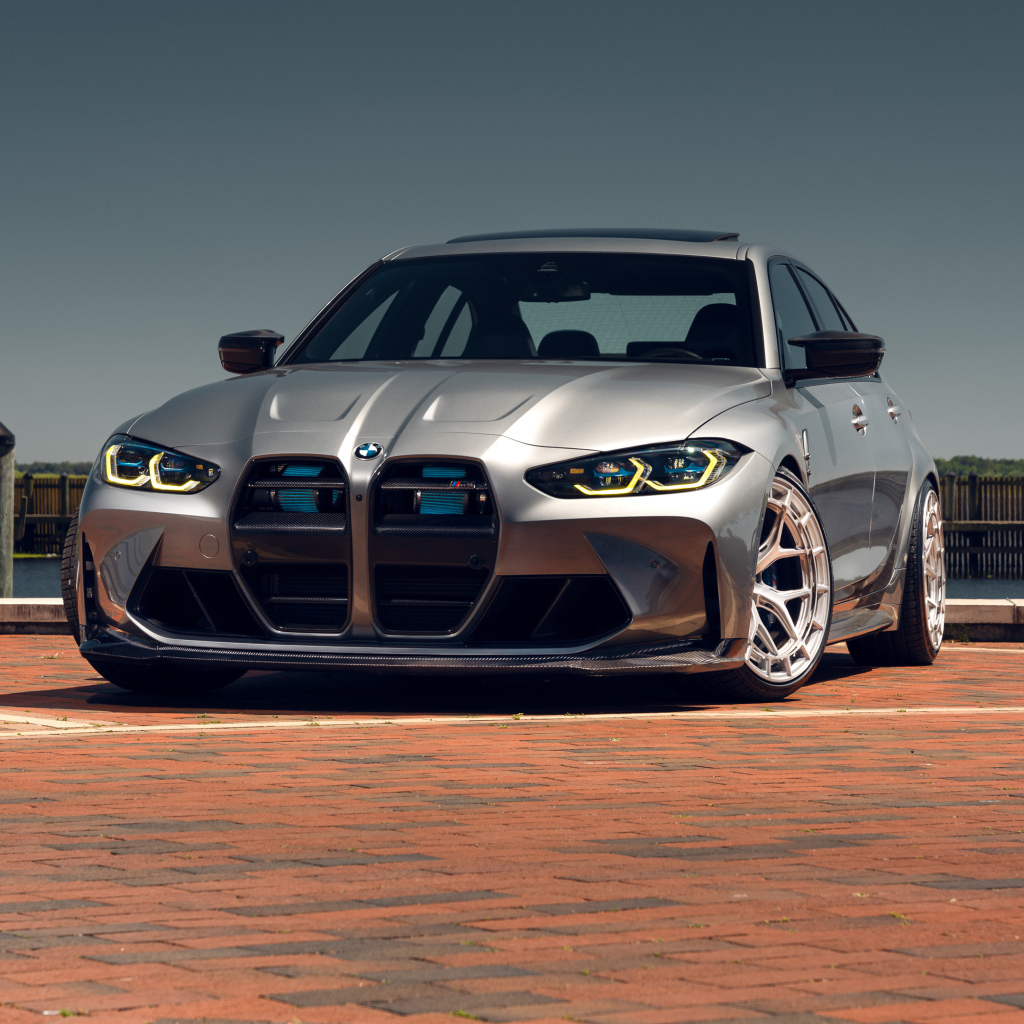 Серебристый автомобиль BMW M3