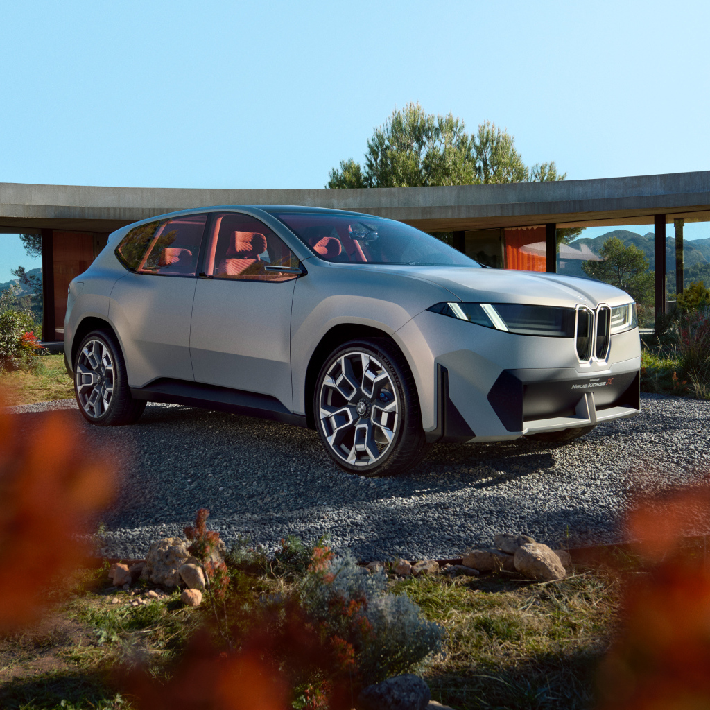 Серебристый автомобиль BMW Vision Neue Klasse X 2024 года