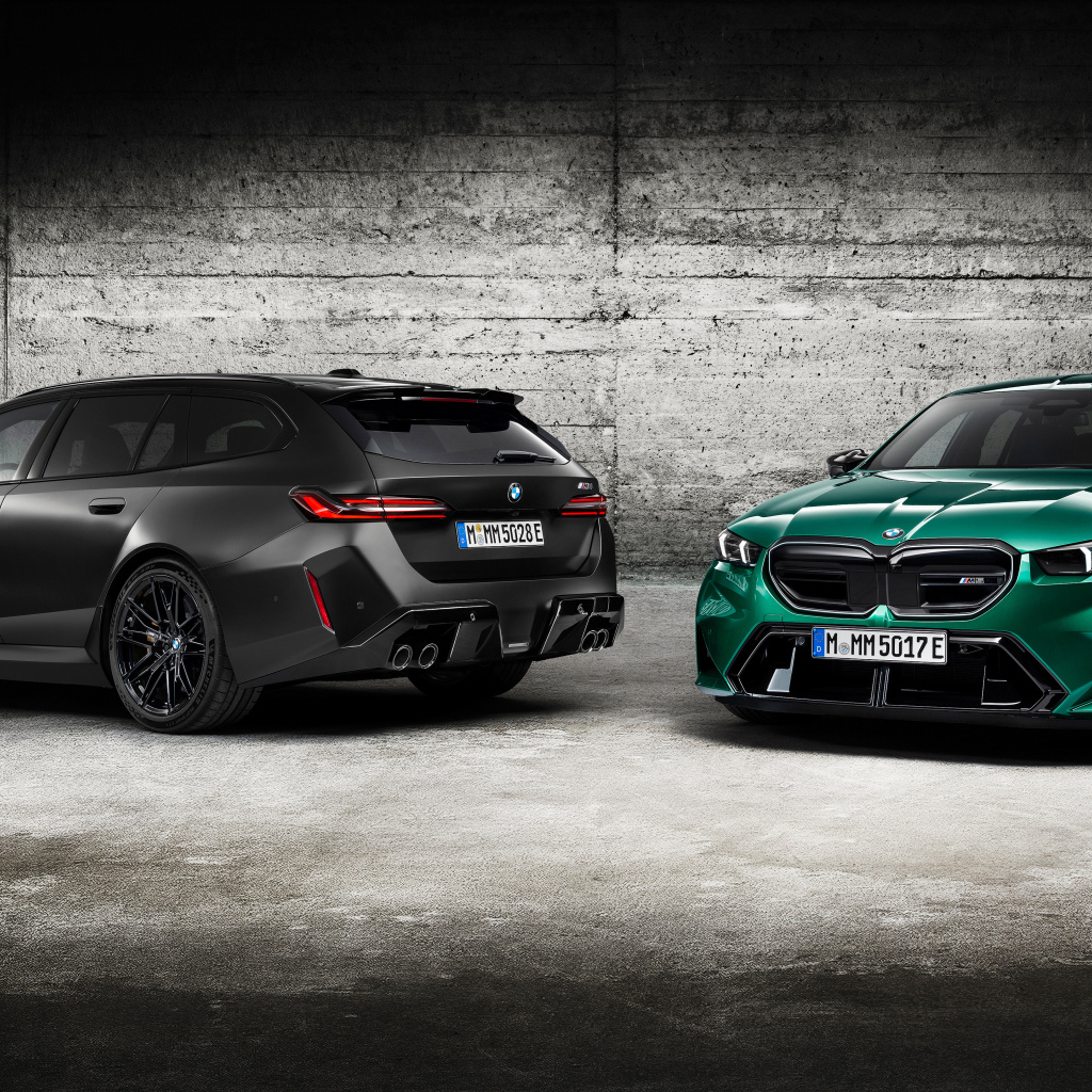 Два автомобиля BMW M5 2024  года у стены