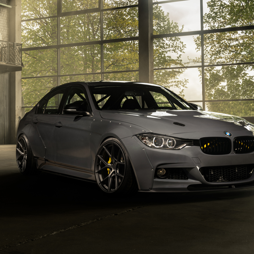 Белый автомобиль BMW F30 Widebody в здании