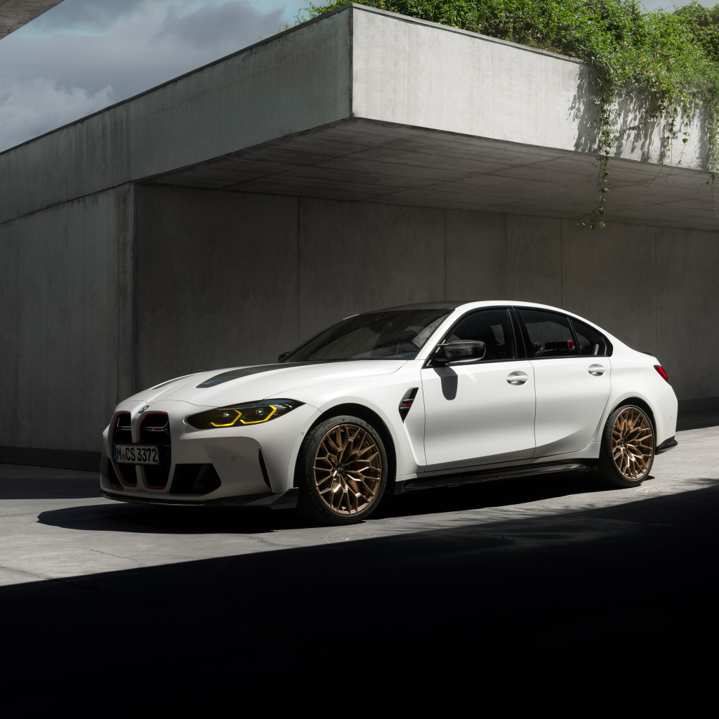 Белый автомобиль BMW M3 CS