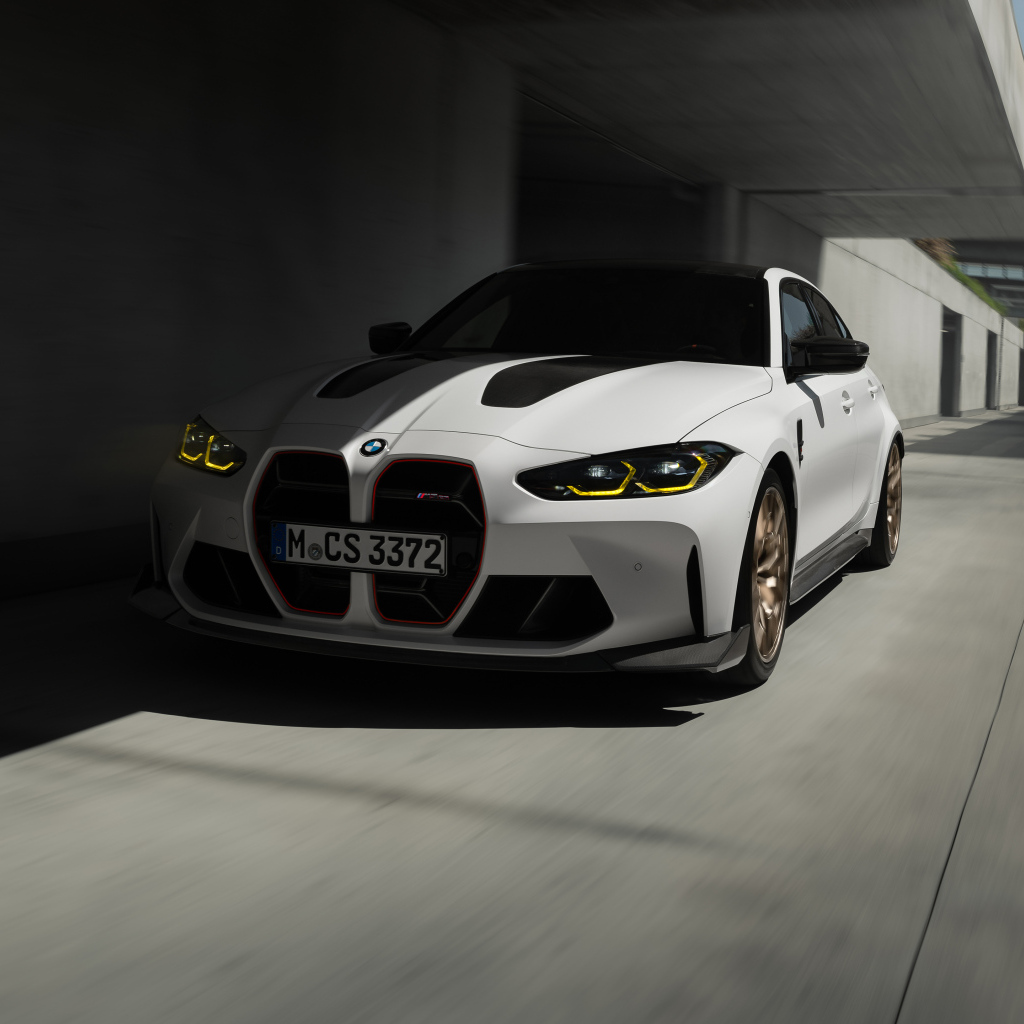 Белый автомобиль BMW M3 CS у стены