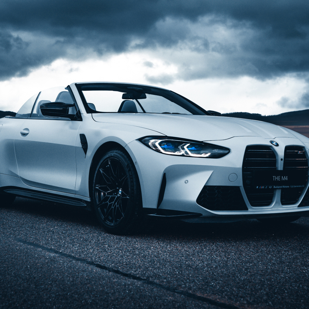 Белый кабриолет  BMW M4 под грозовым небом