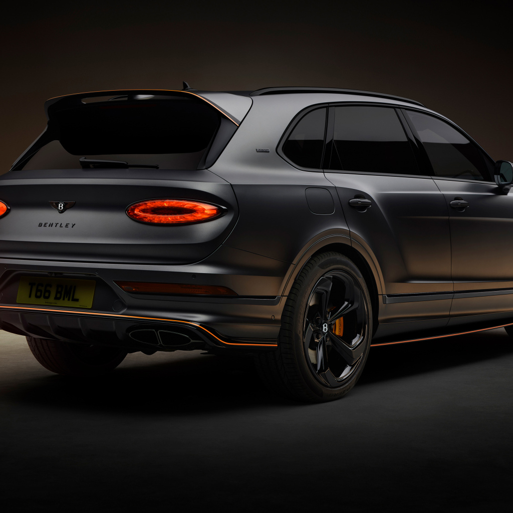 Автомобиль Bentley Bentayga S Black Edition 2024 года вид сзади